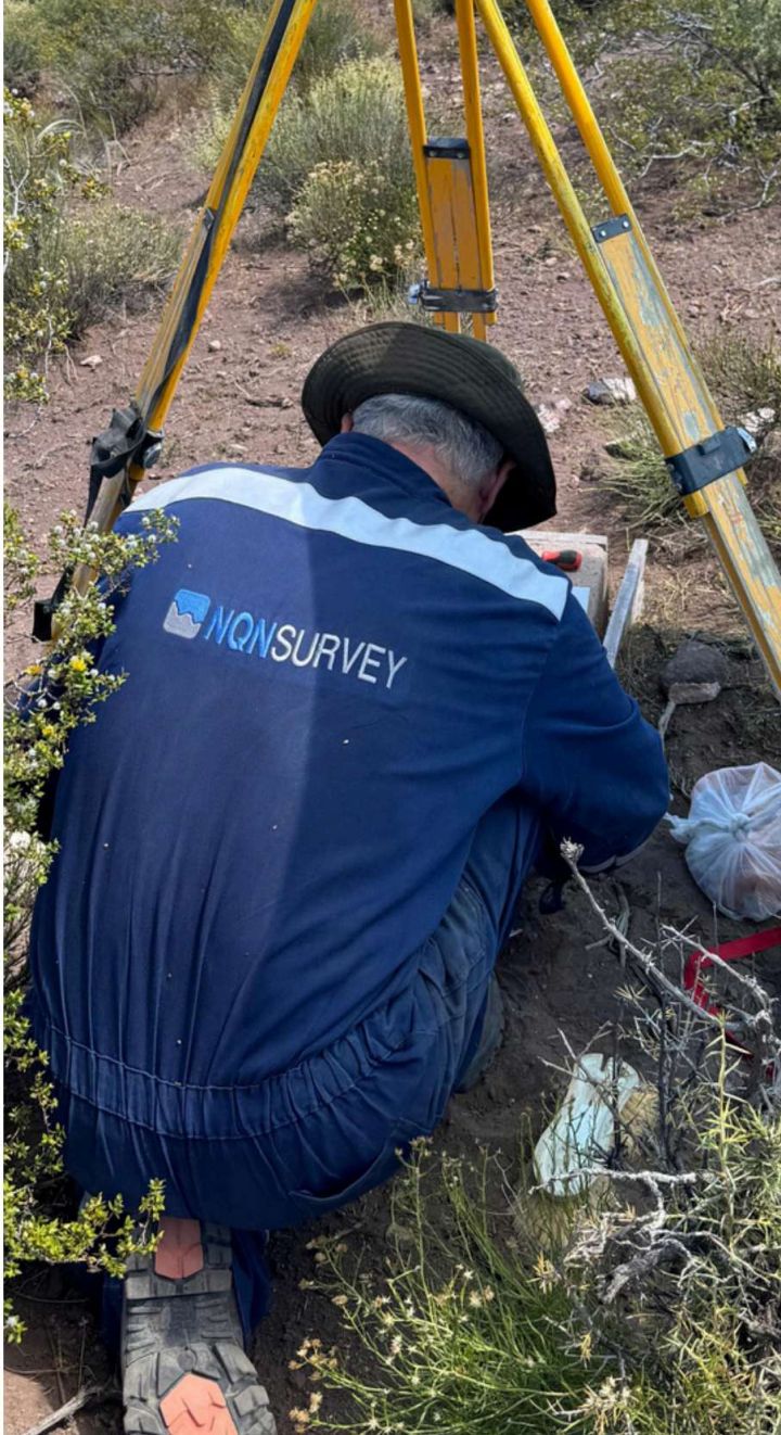 Topógrafo en campo — NQN Survey
